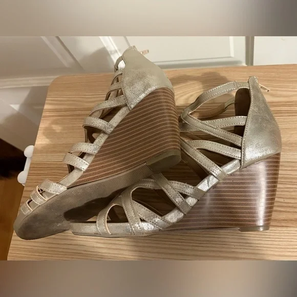 Maurice’s Women's Golden Strappy Wedge Sandals Sz 8.5 - Picture 8 of 10